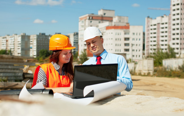 dois-construtores-trabalham-no-local-de-construcao_1398-5092 dois construtores trabalham no local de construcao 1398 5092 - HLC Consultoria